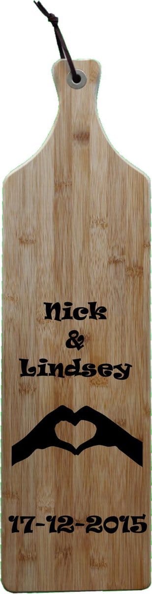 Borrelplank Met eigen naam en datum - Perfect cadeau voor valentijn - Bamboe hout - 17x63cm - Serveerplank