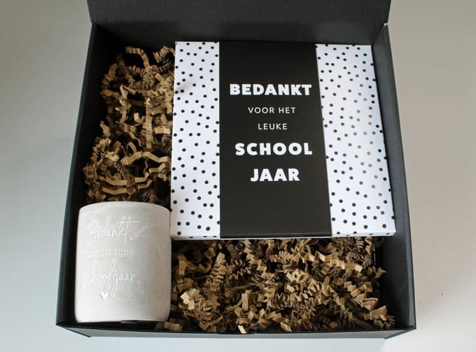 Giftbox 'Bedankt voor het leuke schooljaar' - cadeau einde schooljaar - bedankt juf - bedankt meester - kaars - chocolade