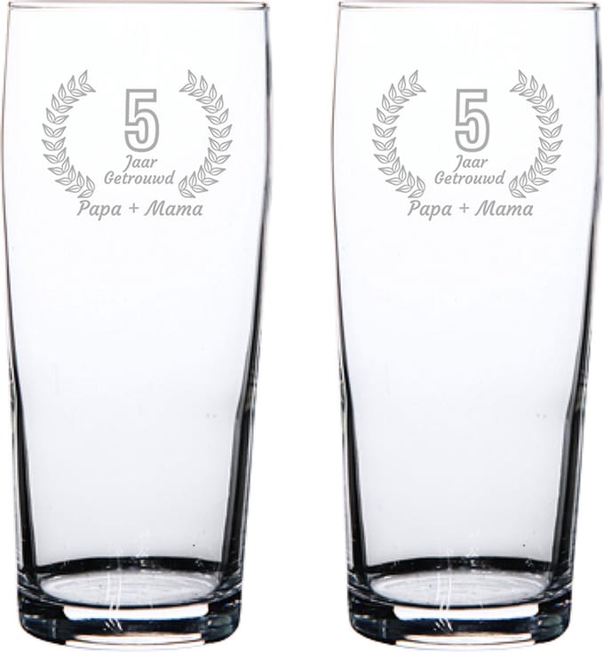 Gegraveerde set bierfluitjes 19cl Papa + Mama 5 jaar getrouwd