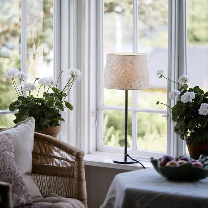 PR Home Tafellamp BASE ACANTHUS, wit/zilverkleurig, 58 cm