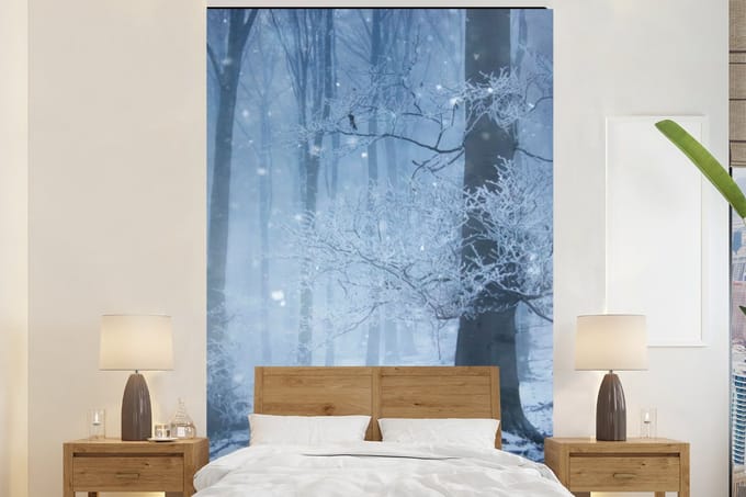 Behang - Fotobehang Bos - Winter - Sneeuw - Breedte 155 cm x hoogte 240 cm