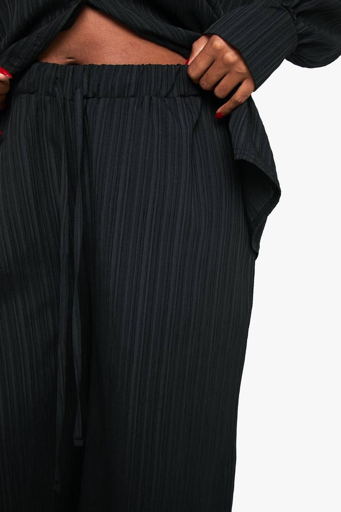 boohoo Dames Plus gekreukelde getextureerde elastische wijde pijpenbroek | Black | Maat: 16