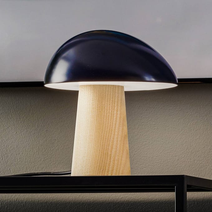 Fritz Hansen Night Owl Tafellamp Blauw met Essenhouten Lampvoet