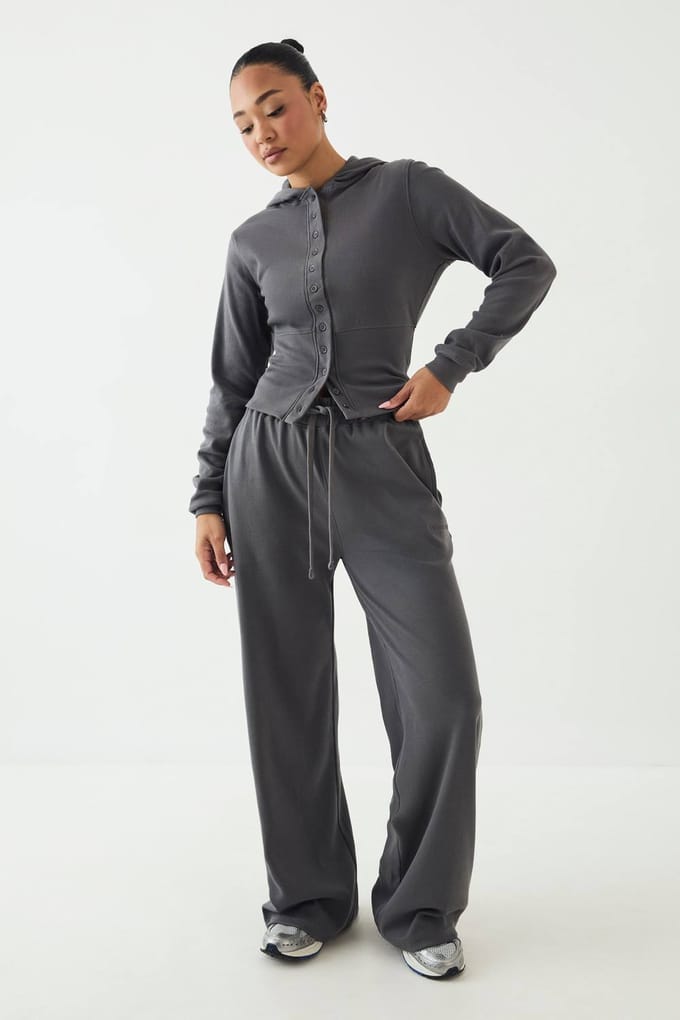 Dames Dsgn Studio Doorknoop Top Met Capuchon En Getailleerde Ribbel | Houtskool | Maat: Medium