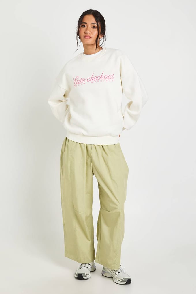 boohoo Dames Late Checkout Geborduurd Sweatshirt Met Ronde Hals | Ecru | Maat: Medium