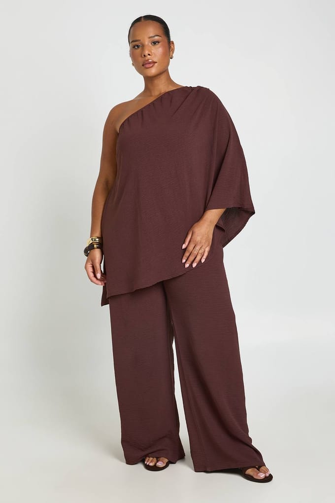 boohoo Dames Plus Size Cape Top Met Éen Schouder & Wijde Broek Co-ord Set | Chocoladebruin | Maat: 46