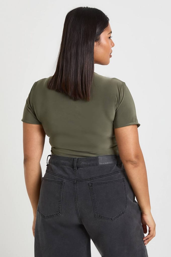 boohoo Dames Plus Dubbele Laag Slinky Aansluitende Bodysuit | Khaki | Maat: 28