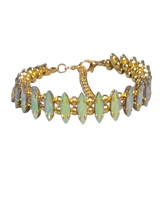 goudkleurige stras armband.