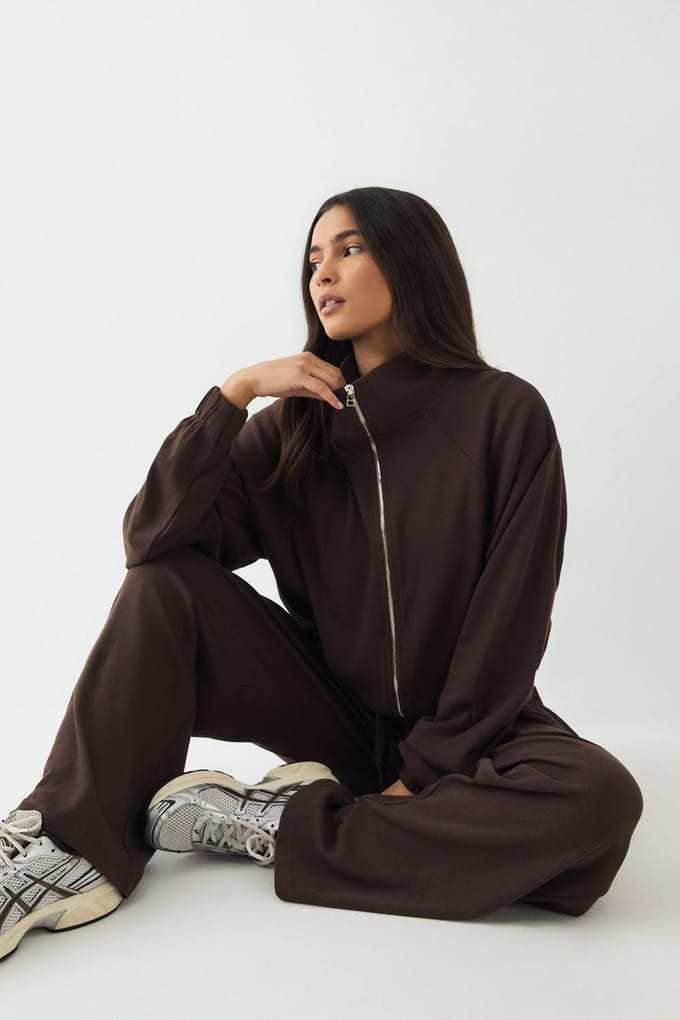 Dames DSGN Studio Geribbelde Doorritsbomber met Tunnelhals | Dark Chocolate | Maat: XL