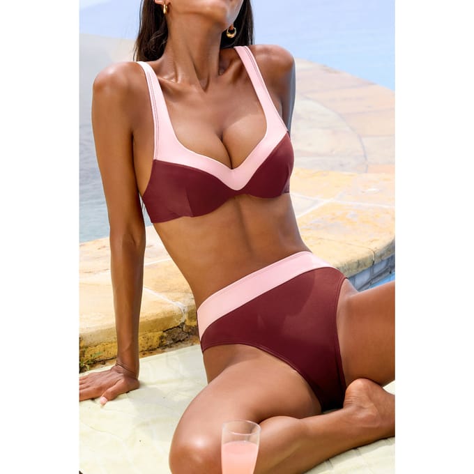 Chocolade bedekte rode bikini set