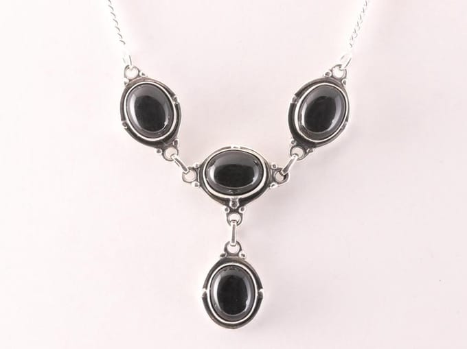 Bewerkte zilveren ketting met onyx