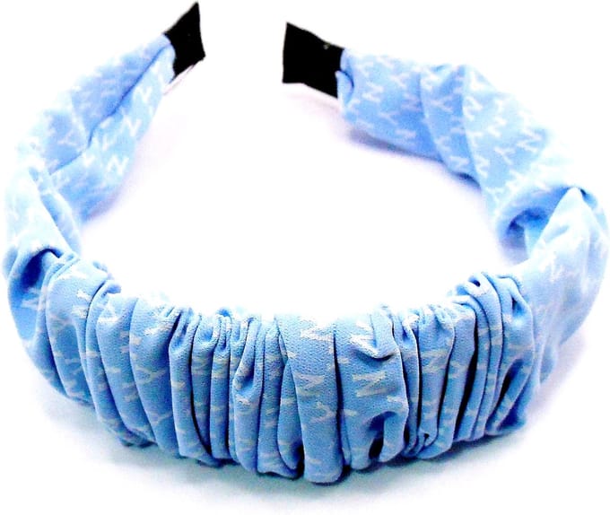 Diadeem lichtblauw met wit letter-patroon