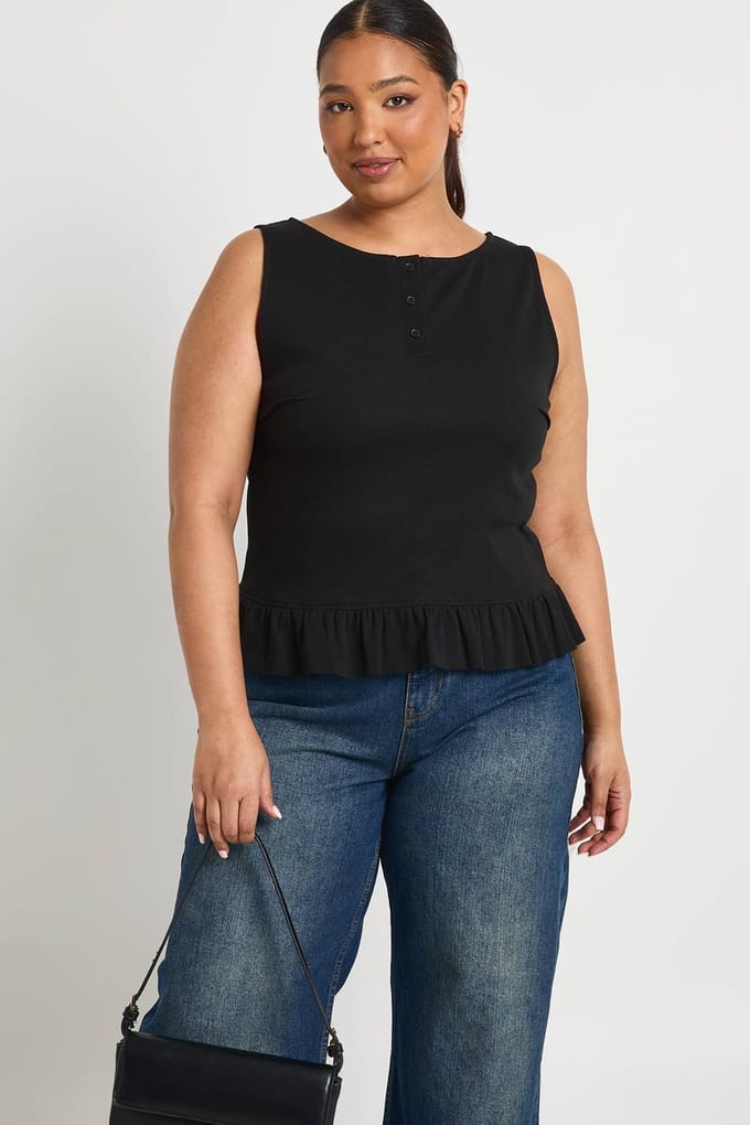 boohoo Dames Plus top met knoopsluiting en ruches aan de zoom | Zwart | Maat: 44
