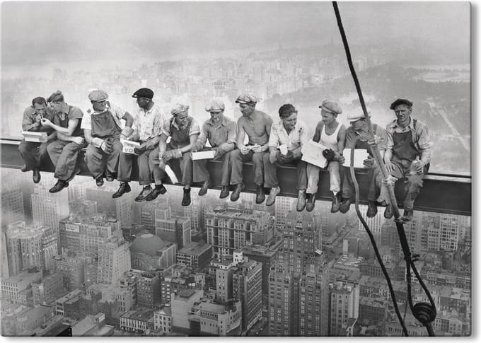Canvas Schilderij Lunch atop a Skyscraper - 70x50 cm