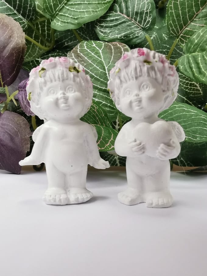 set van 2 kleine engeltjes/cherubijntjes met bloemenkroon