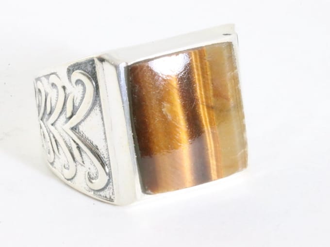 Zware bewerkte zilveren ring met tijgeroog - maat 20