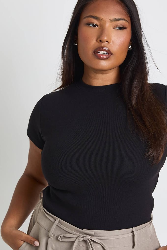 boohoo Dames Plus Basic Geribbeld Korte Mouw Getailleerde Top | Zwart | Maat: 44