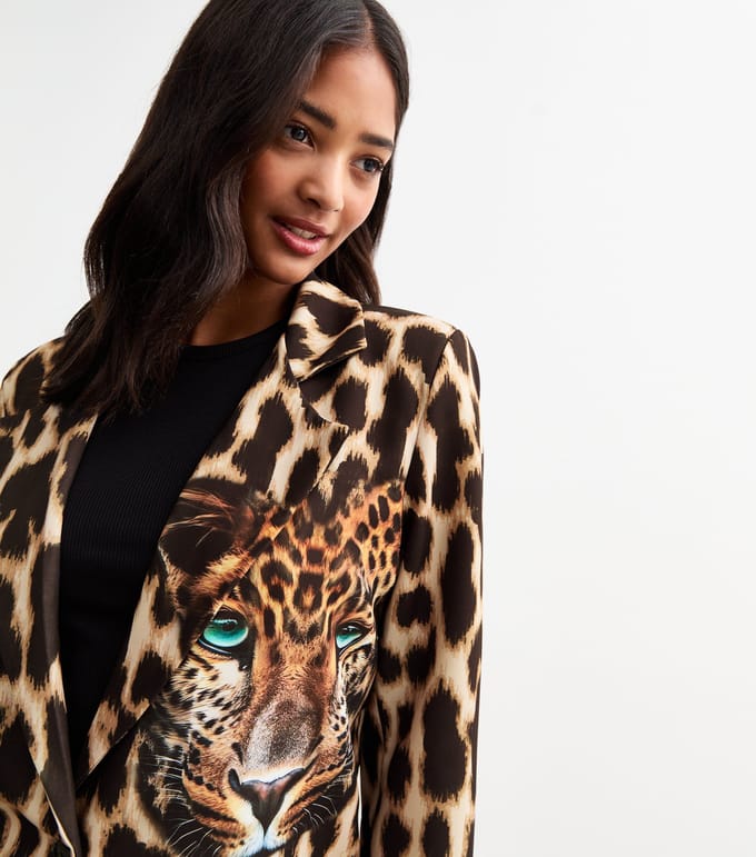 Bruine blazer met contrasterende dierenprint van rand tot rand