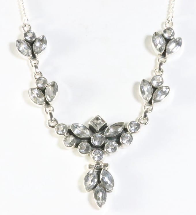 Zilveren collier met bergkristal stenen