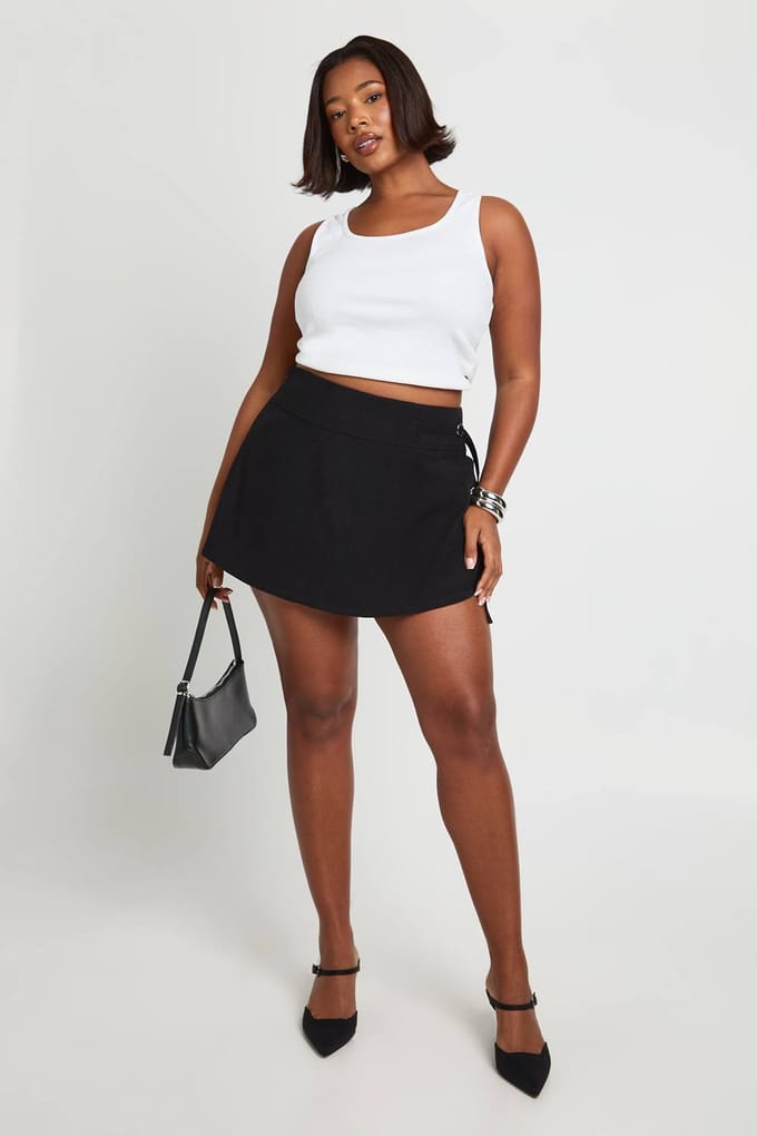 boohoo Dames Plus gesp detail skort | Zwart | Maat: 48