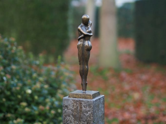 Bronzartes modern liefdespaar tuinbeeld