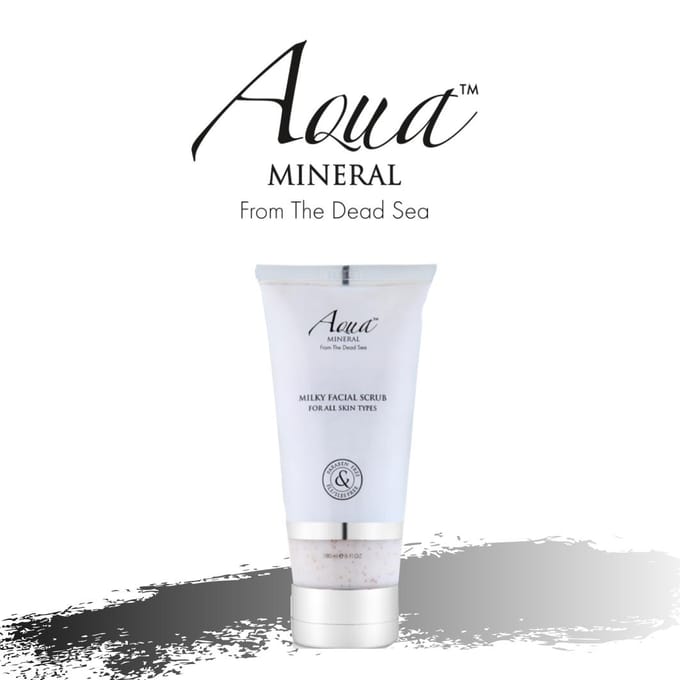 Exfoliërende, zuiverende en hydraterende gezichtsscrub met melk white