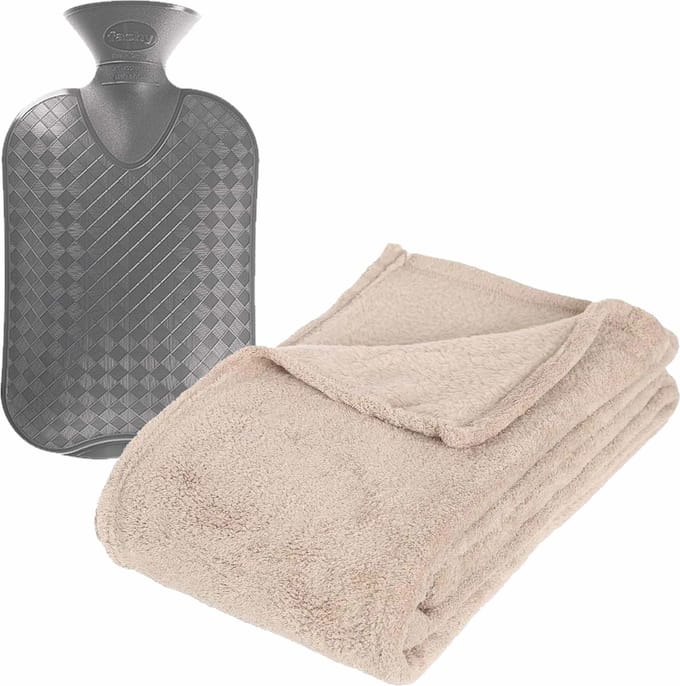 Fleece deken/plaid Beige 130 x 180 cm en kruik 2 liter