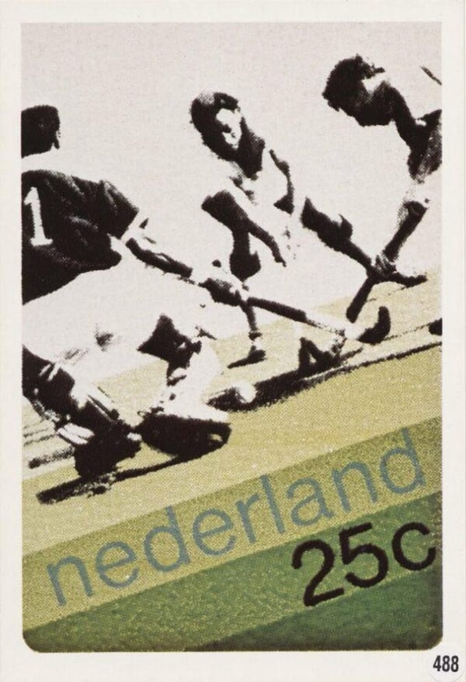 Briefkaart met afbeelding Hockeywedstrijd postzegel