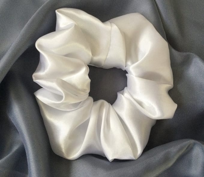 Scrunchie satijn wit XL haarwokkel scrunchie white satine large handmade feestelijk - bruiloft