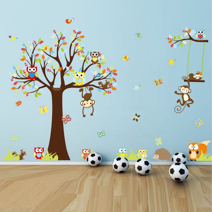 Decoratieve muurstickers: Kleine aapjes die in de bomen spelen