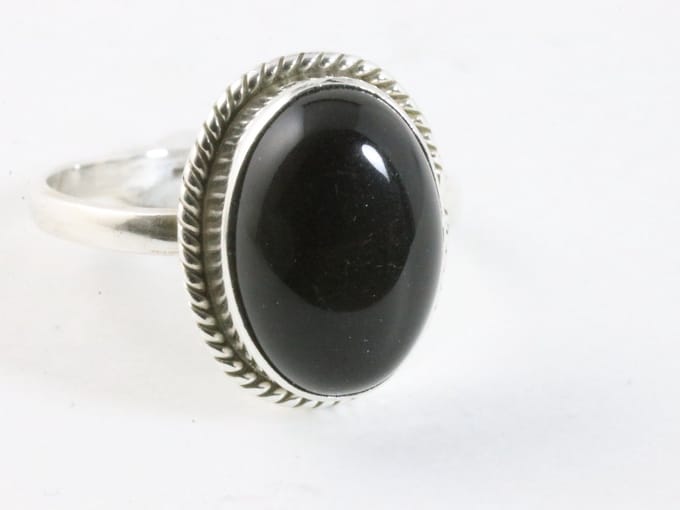 Bewerkte ovale zilveren ring met onyx - maat 22
