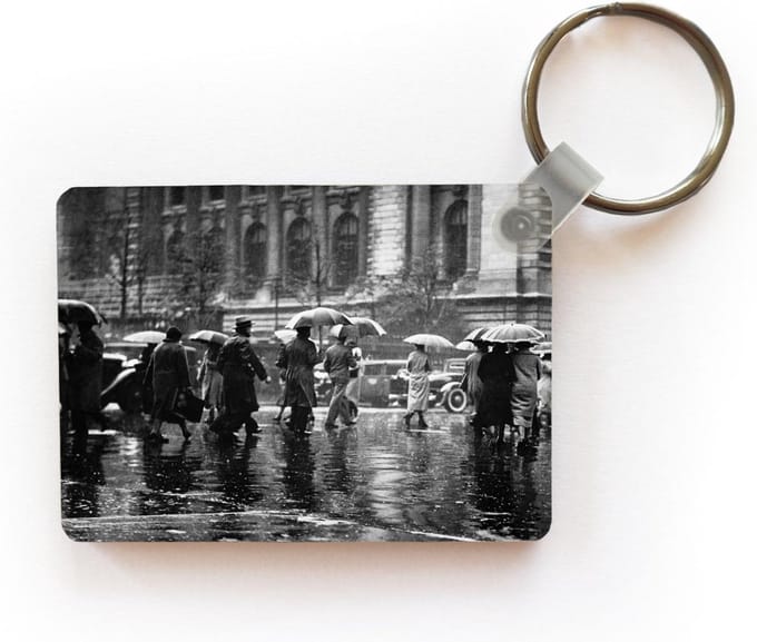 Sleutelhanger - Mensen lopen over straat in de regen in New York -zwart-wit - Uitdeelcadeautjes - Plastic