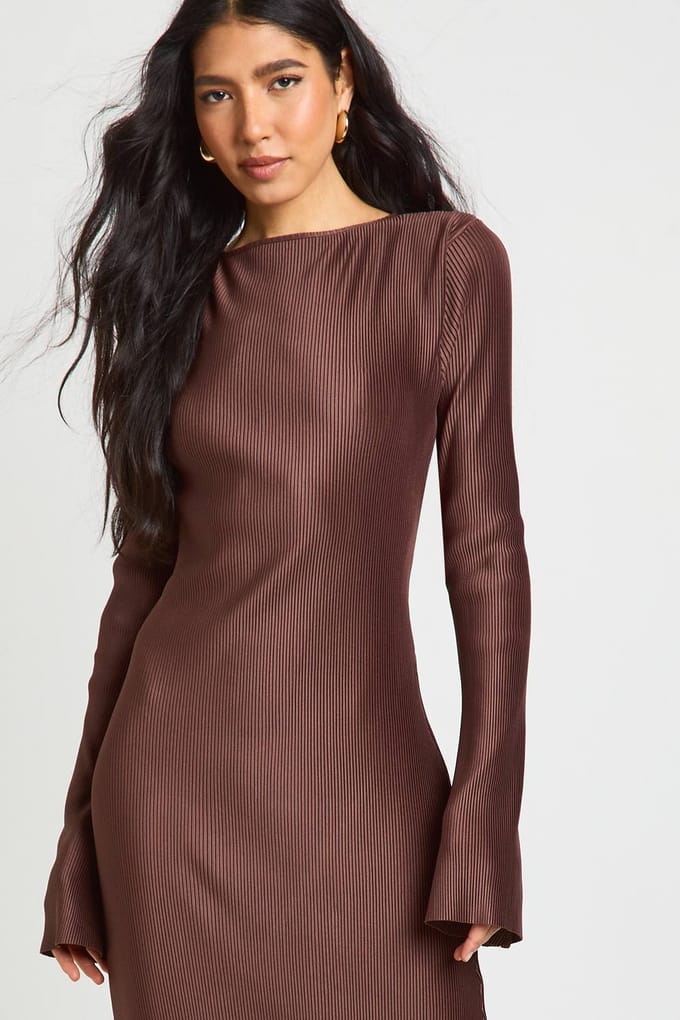 boohoo Dames Tall Plisse Wijdvallende Mouw Kolom Maxi Jurk | Chocoladebruin | Maat: 34