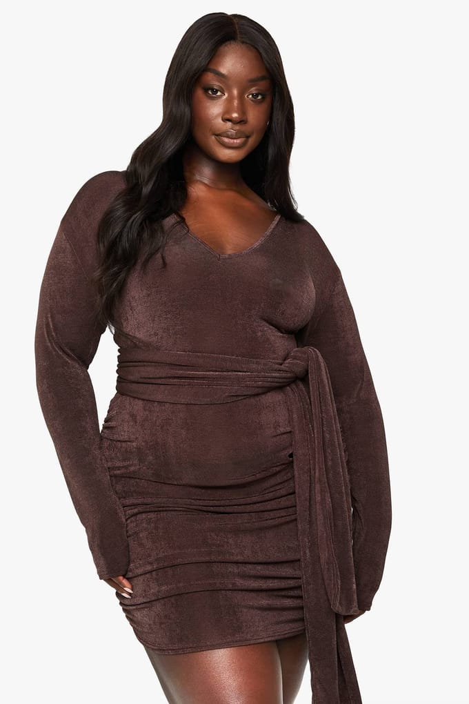boohoo Dames PLUS GETEXTUREERDE SLINKY MINI-JURK MET VOORBAND | Chocolate | Maat: 28