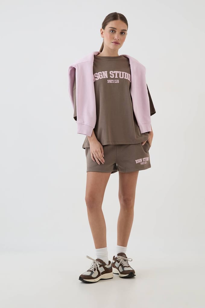 Dames Dsgn Studio Applique Sweatshort Met Losse Pasvorm | Taupe | Maat: 3XL