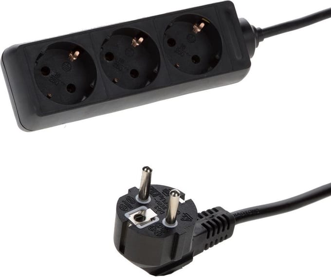 Deltac 230V stekkerdoos 3x randaarde zwart 1.5m