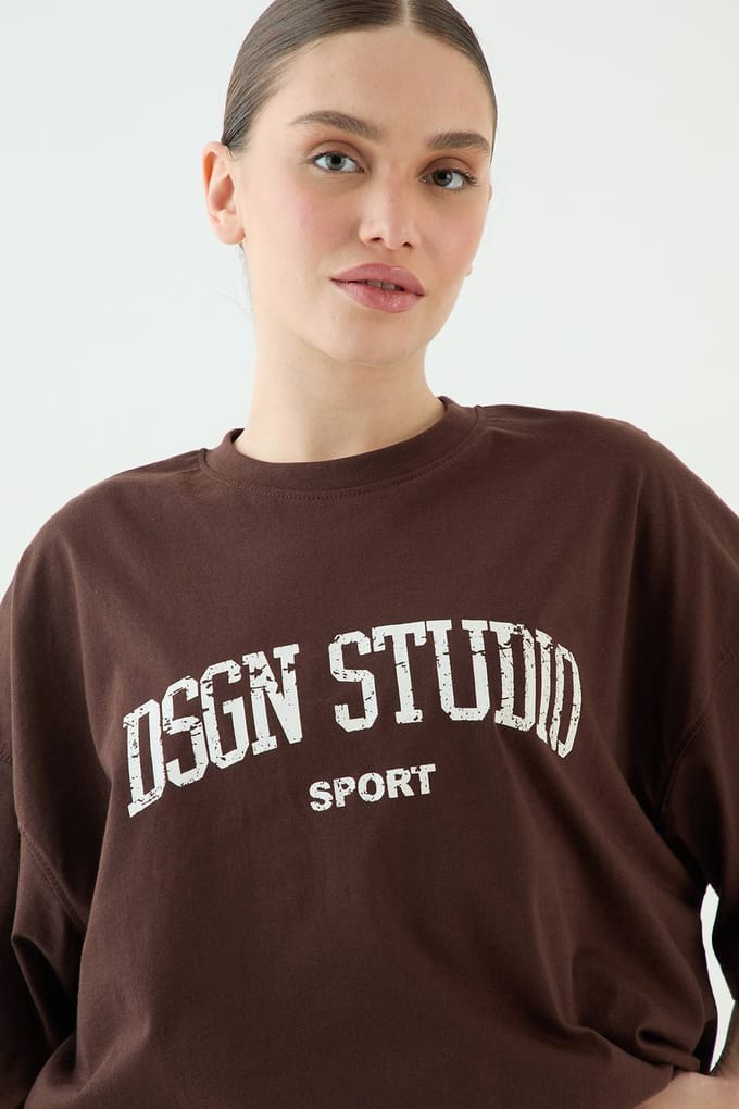 Dames Dsgn Studio Collegiate Bedrukt Oversized T-shirt | Dark Chocolate | Maat: Small