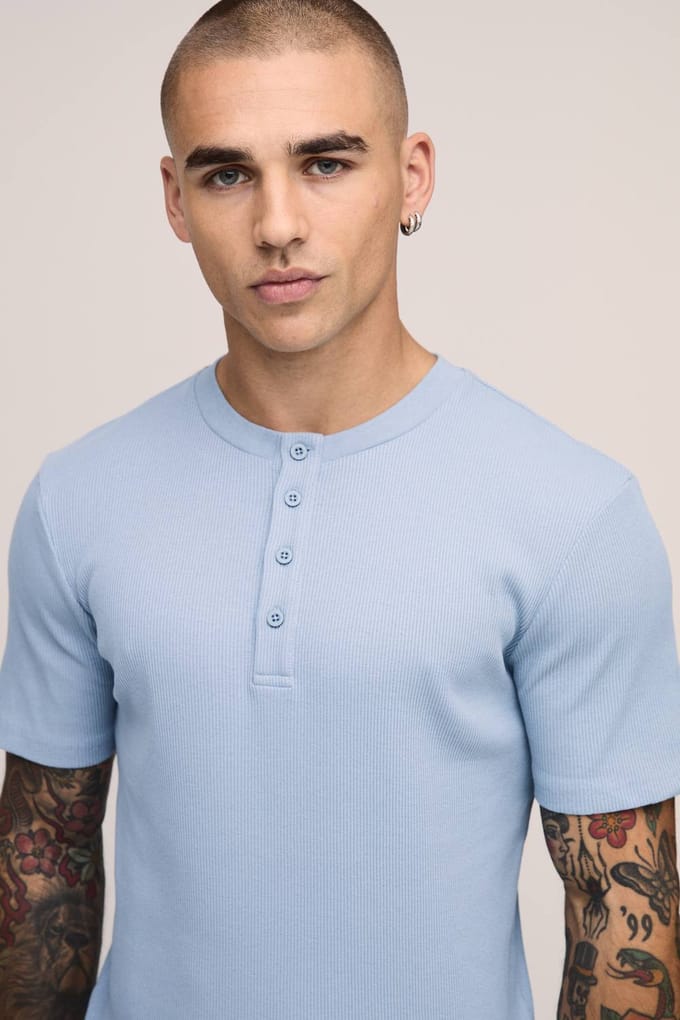 Muscle Fit Geribbeld Henley Hals Korte Mouw T-Shirt | Ice Blue | Size Large