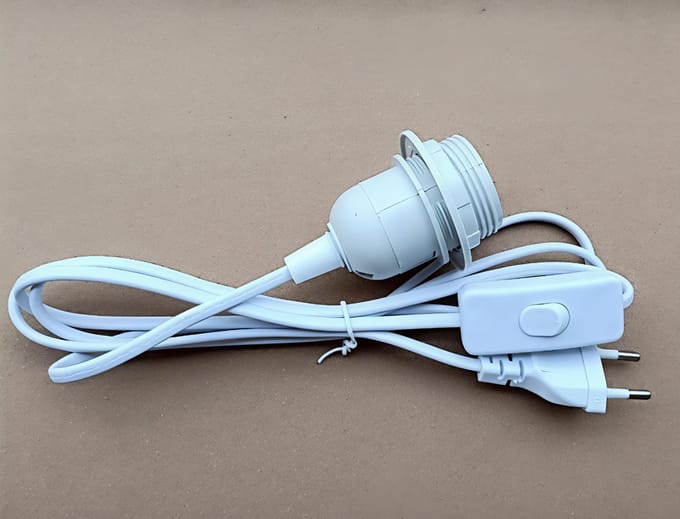 Kroonluchtervoet – 1,8 meter lange voet, E26/E27 fitting, verlengsnoer met schakelaar, wit.