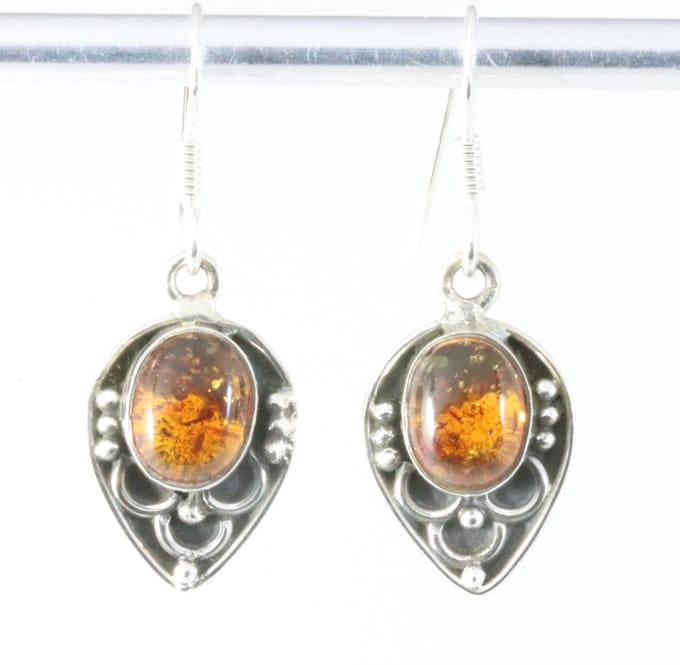 Fijne bewerkte zilveren oorbellen met amber