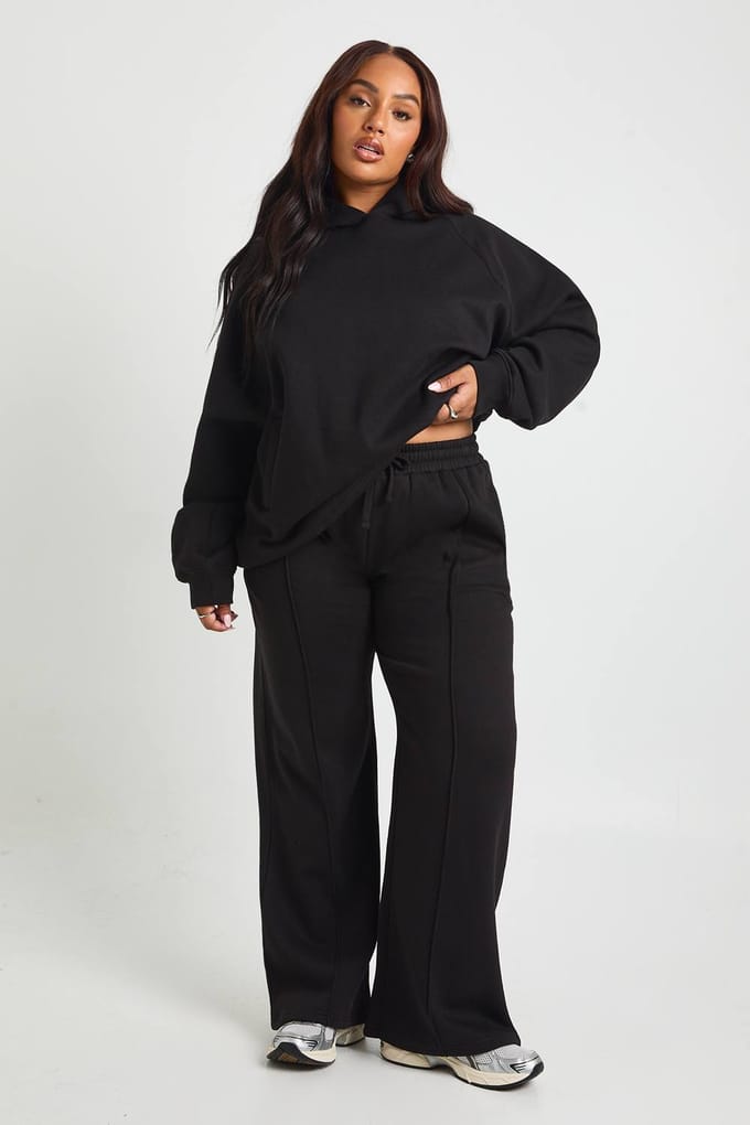 boohoo Dames Plus Core Basic Pintuck Detail Diepe Tailleband Wijde Pijpen Jogger | Zwart | Maat: 46