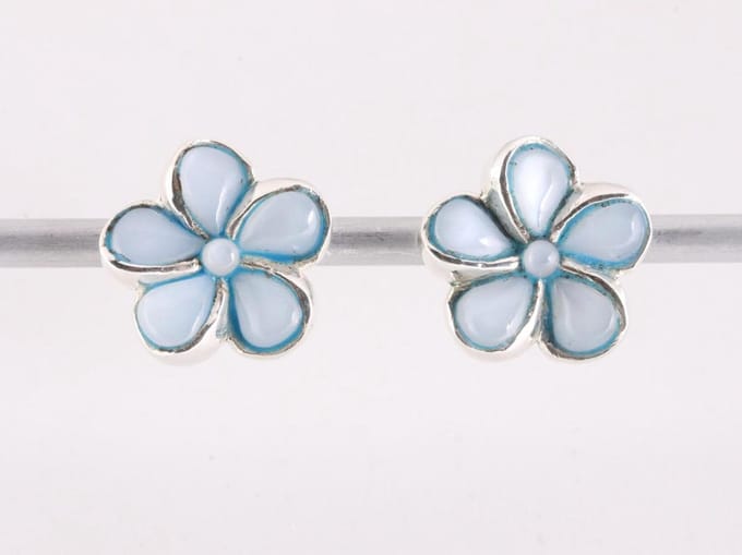 Bloemvormige zilveren oorstekers met lichtblauwe schelp