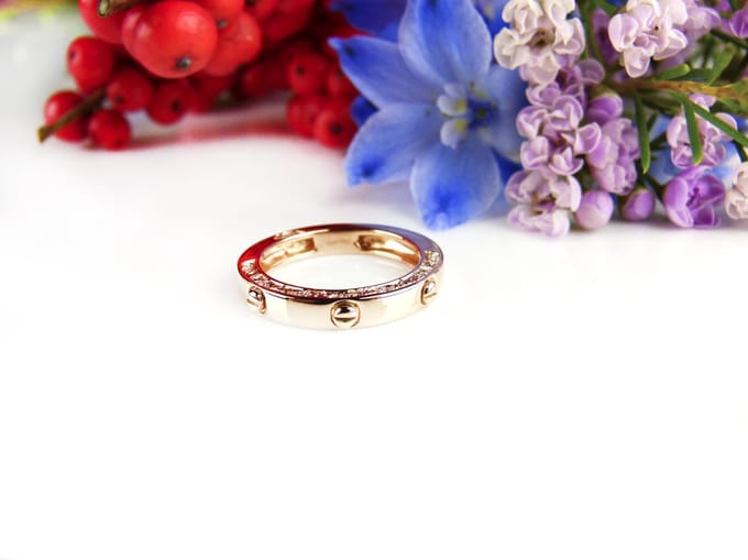 ring in roos goud gezet met diamant