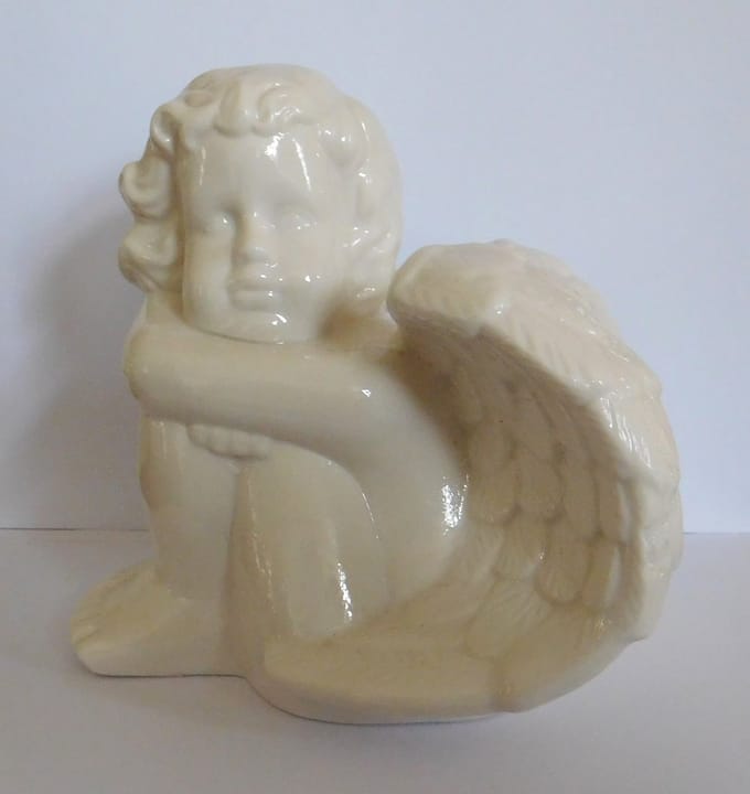 Engel knielend wit