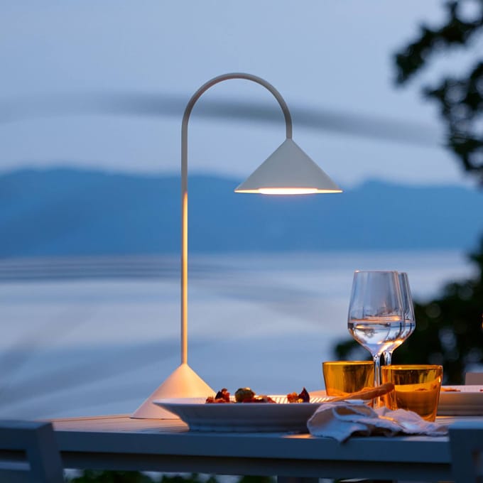 FRANDSEN LED vloerlamp op accu Grasp, wit, hoogte 72 cm, metaal