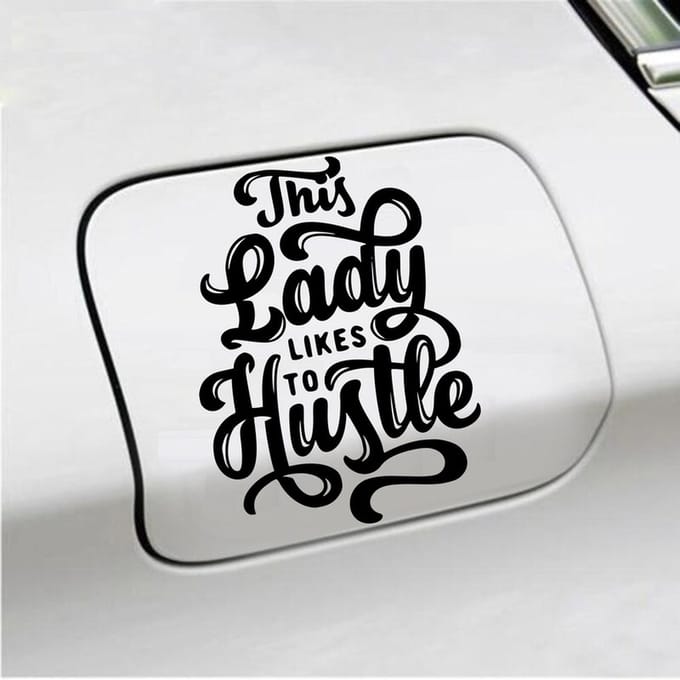 Bumpersticker - This Lady Likes To Hustle - 13,8 X 10,3 - Zwart