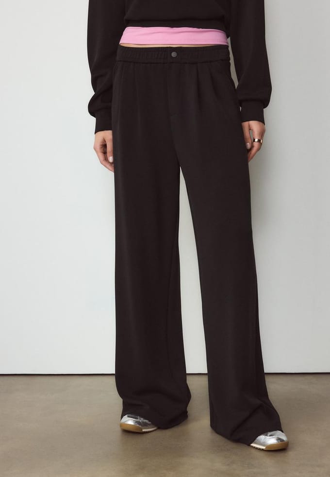 Stradivarius Broek met plooien en zachte touch  Zwart L