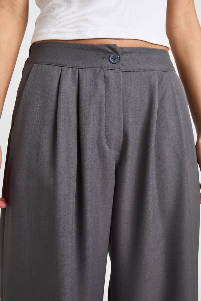 boohoo Dames Geweven Getailleerde Geplooide Wijde Pijpenbroek | Houtskool | Maat: 36