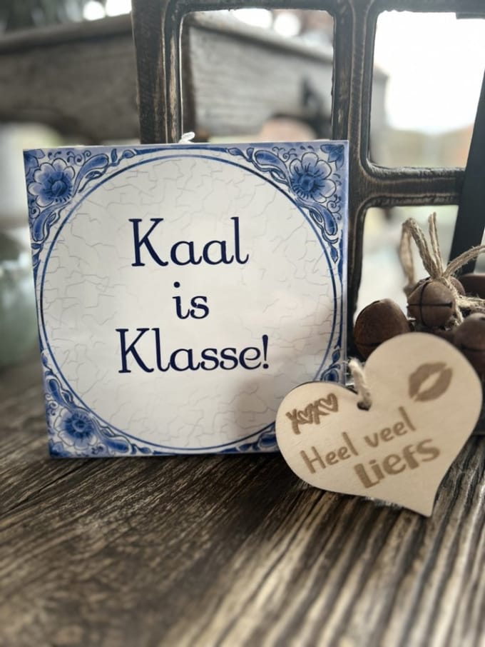 Creaties van Hier - Tegeltje Kaal met houten hartje - 15 cm – Keramiek
