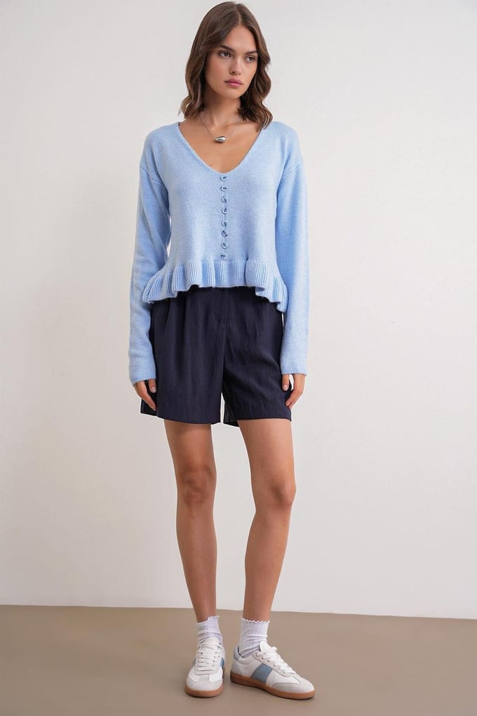 Lichte V-hals gebreide top met knoopdetail